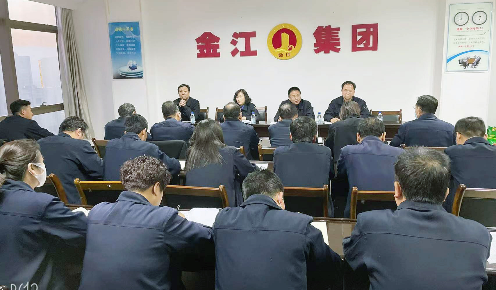 1.18由集團張總主持召開2021年第三、四季度崗位標兵表彰會,2022年1月份突破營銷瓶頸會及本月學習培訓會.jpg